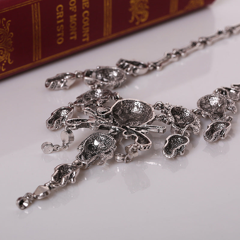 Vintage Skull Necklace - Halloween — detail