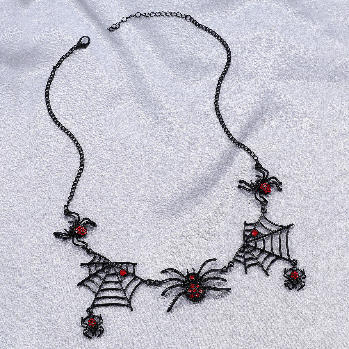 Halloween Spider Necklace — detail