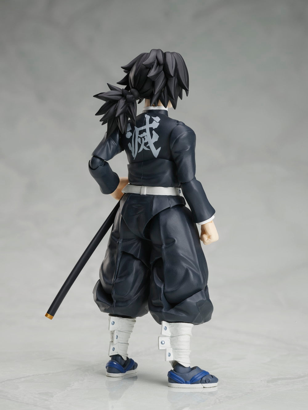 Demon Slayer: [BUZZmod.] Giyu Tomioka 1/12 scale action figure — in use