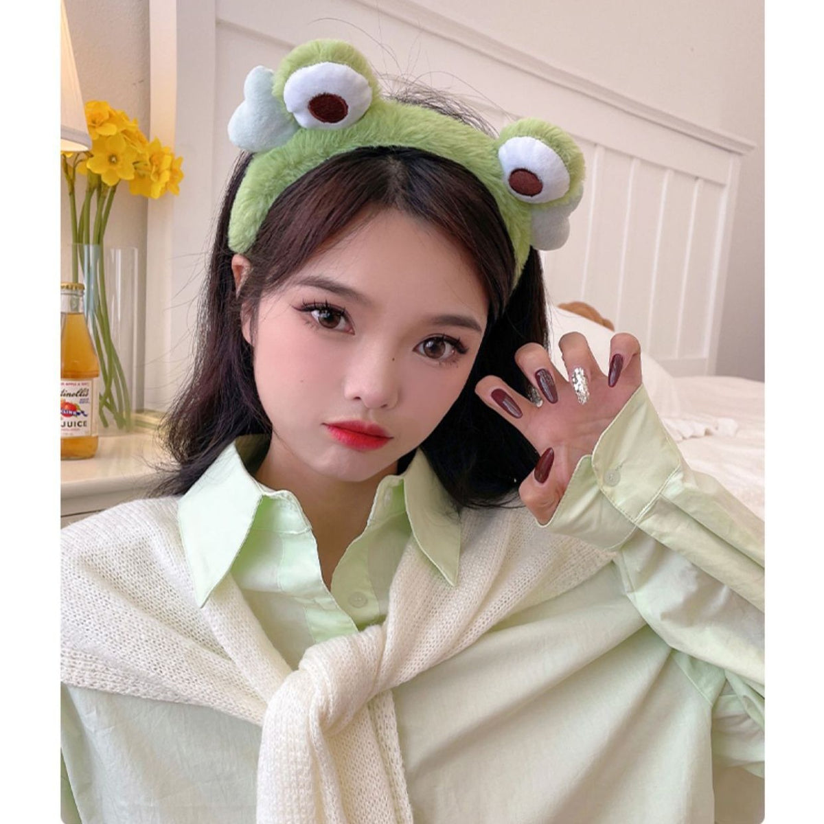 Plush Frog Headband Autumn And Winter — in use